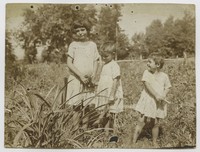 1929. Borki. Dzieci w ogrodzie.