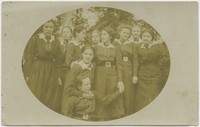 1915. Grupa uczennic w parku.