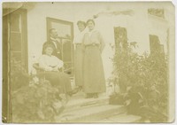 1917. Kołomyja. Rodzina na tarasie domu.