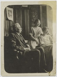 1910. Marynia Jorkasch-Koch z dziadkami Srokowskimi.