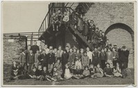 1937. Głęboka. Pamiątkowa fotografia z wycieczki szkolnej do rafinerii w Głęboce.