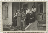 1960. Horyniec. Grupa osób stojąca na schodach budynku.