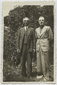 1935. Borki. Mężczyźni przed domem.