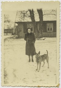 1944. Nierozpoznana kobieta w trakcie spaceru z psem.