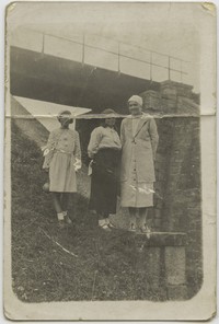 1936. Grupa kobiet na tle mostu kolejowego.