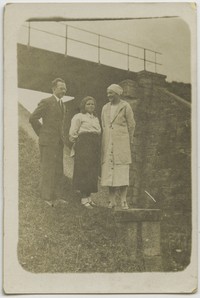 1936. Grupa osób na tle mostu kolejowego.