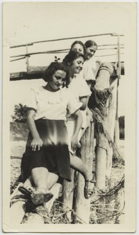 1939. Felszty. Cztery dziewczyny siedzące na drewnianym moście.