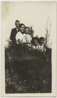 1939. Felszty. Grupa osób na łące.
