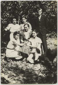 1939. Felsztyn. Grupa osób w cieniu drzew.