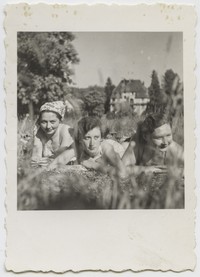 Lata 40. XX w. Trzy dziewczyny na łące.