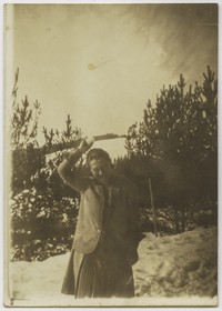 Lata 40. XX w. Nierozpoznana kobieta w zimowej scenerii.