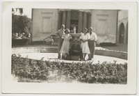 Lata 40. XX w. Grupa osób przy fontannie. W tle widoczny nierozpoznany budynek.