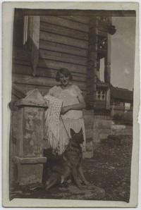 1930. Worochta. Kobieta z psem.