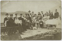 Lata 90. XIX w. Odessa. Nierozpoznana grupa osób nad brzegiem morza.