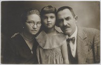 1932. Terenia Grokowska z rodzicami.