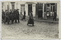Lata 30. XX w. Żołnierze KOP w trakcie marszu.