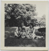 1952. Londyn. Stanisław Wartanowicz z synami Andrzejem i Maciejem.