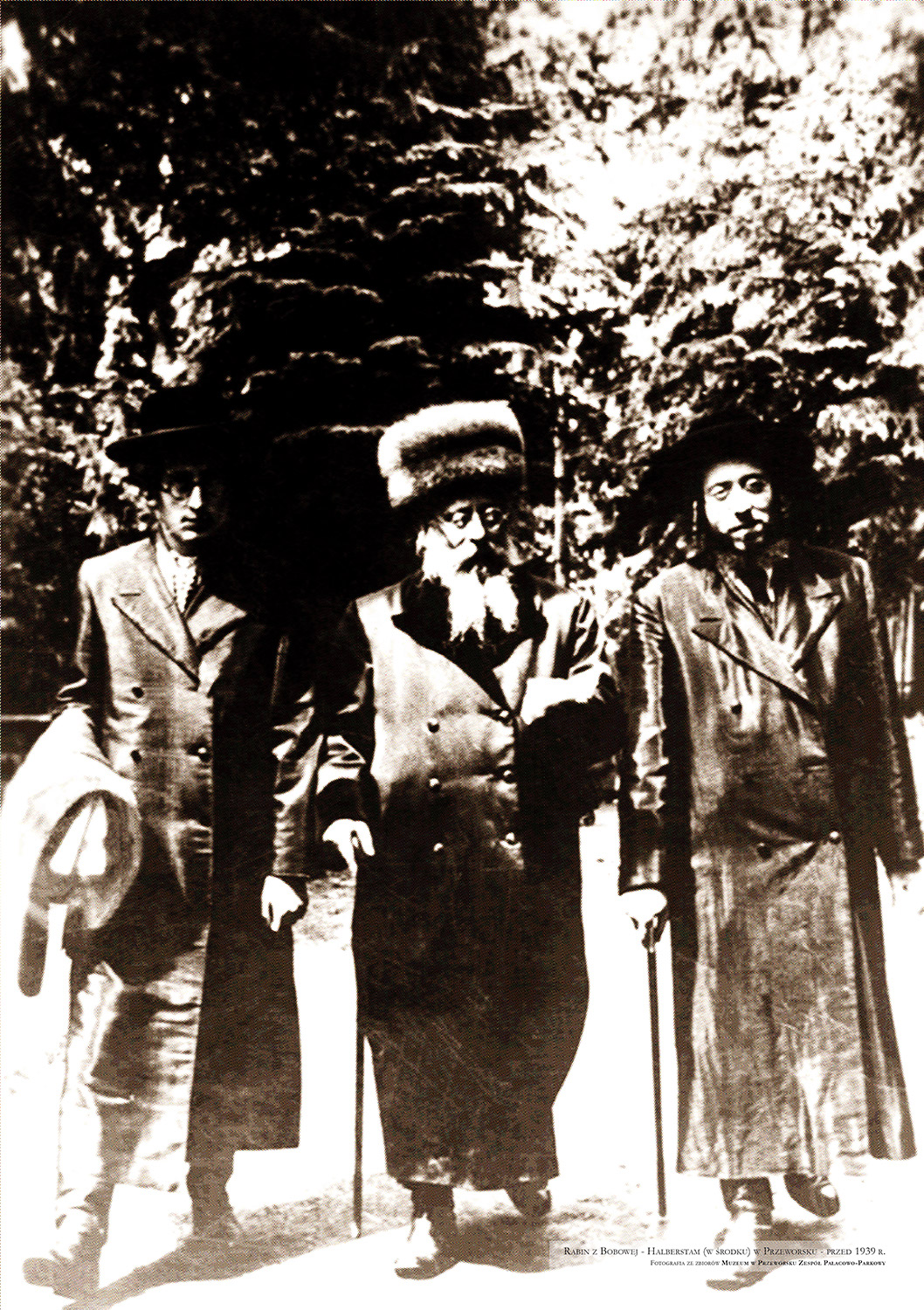 Rabin z Bobowej – Halberstam (w środku) w Przeworsku. Przed 1939 r.
