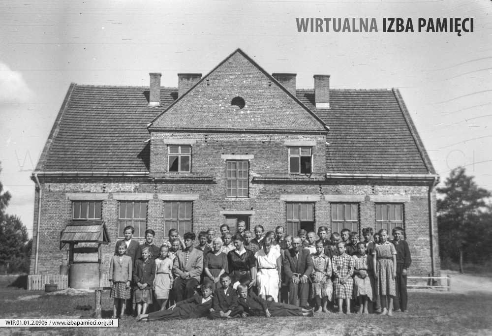 1956. Przed Szkołą Podstawową w Mołodyczu
